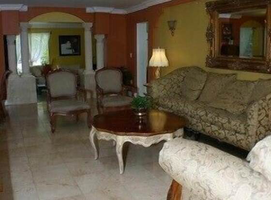 INNAD North Miami Shores allows check-in for 18 year-old guests