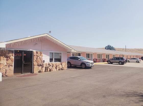 Budget Inn Express allows check-in for 18 year-old guests