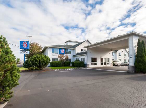 Motel 6 Seaside, OR allows check-in for 18 year-old guests