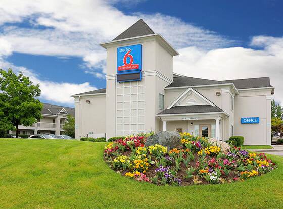 Studio 6 Murray, UT - Salt Lake City - Fort Union allows check-in for 18 year-old guests