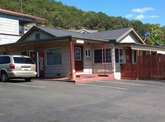 Roseburg Inn allows check-in for 18 year-old guests