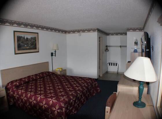 Bandera Lodge allows check-in for 18 year-old guests