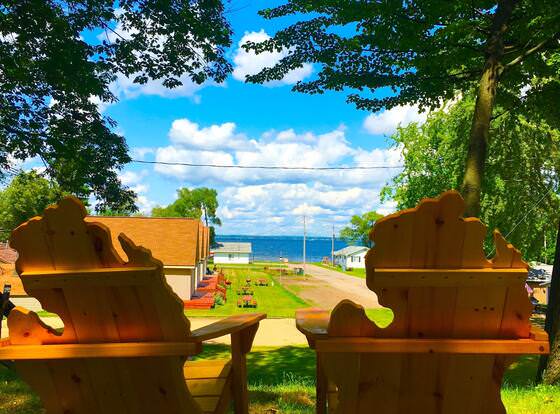 American Oak Resort allows check-in for 18 year-old guests