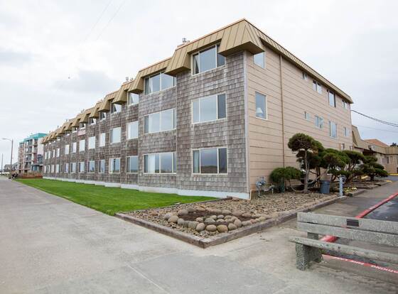Ebb Tide Oceanfront Inn allows check-in for 18 year-old guests