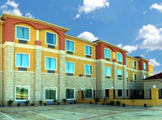 Residency Suites - Cotulla allows check-in for 18 year-old guests