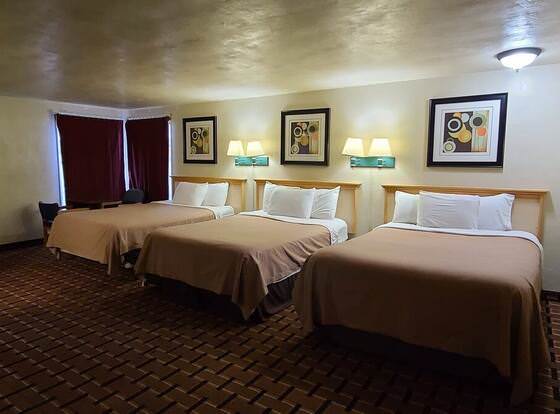 Economy Inn Reedsport allows check-in for 18 year-old guests