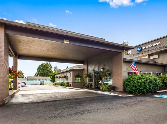 Best Western Oak Meadows Inn allows check-in for 18 year-old guests