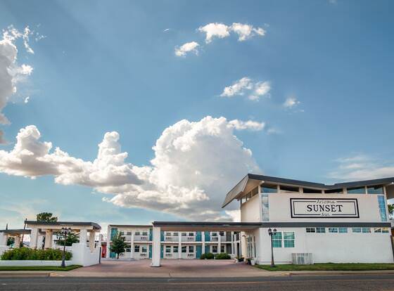 Arizona Sunset Inn allows check-in for 18 year-old guests