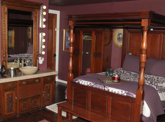 The Collins Inn and Seaside Cottages - Adults Only allows check-in for 18 year-old guests