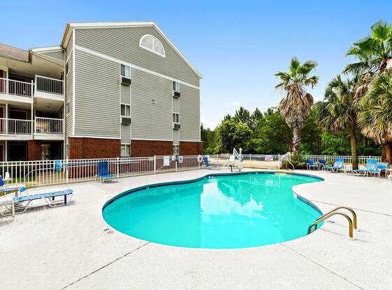 Siegel Select Gautier allows check-in for 18 year-old guests