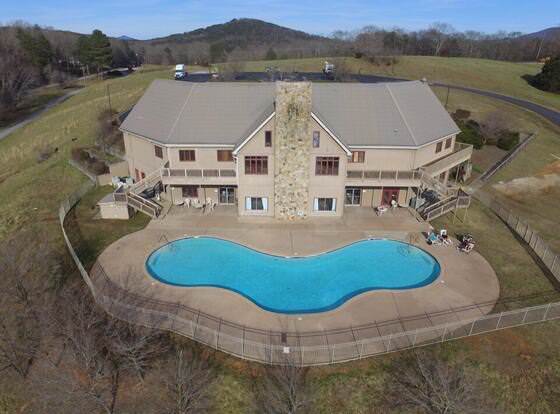 Country Hideaway at Mountain Lakes allows check-in for 18 year-old guests