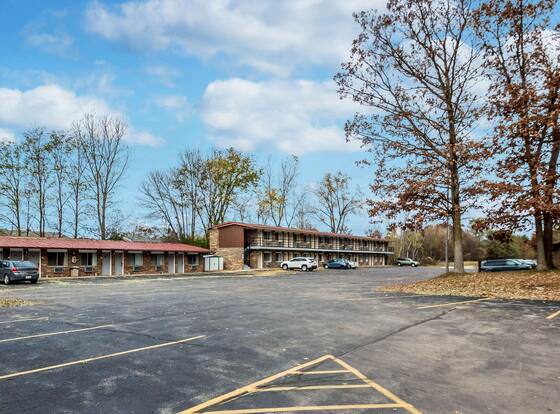 Econo Lodge allows check-in for 18 year-old guests
