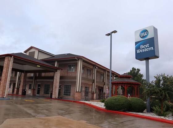 Best Western Lake Conroe Inn allows check-in for 18 year-old guests