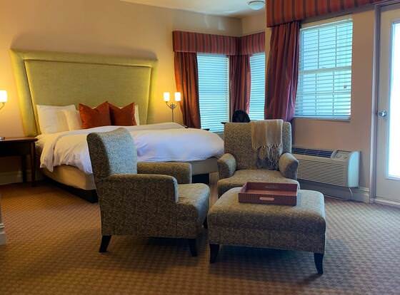 Blue Bay Inn allows check-in for 18 year-old guests