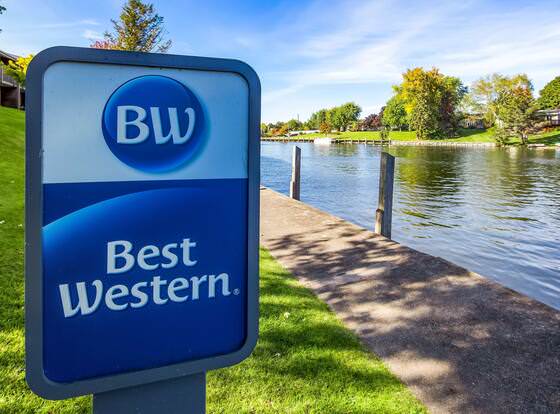 Best Western River Terrace allows check-in for 18 year-old guests