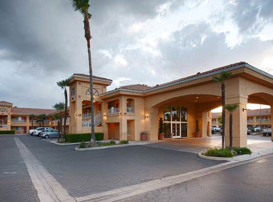 Best Western Inn & Suites Lemoore allows check-in for 18 year-old guests
