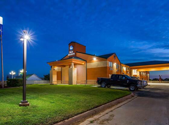 Best Western Post Inn allows check-in for 18 year-old guests