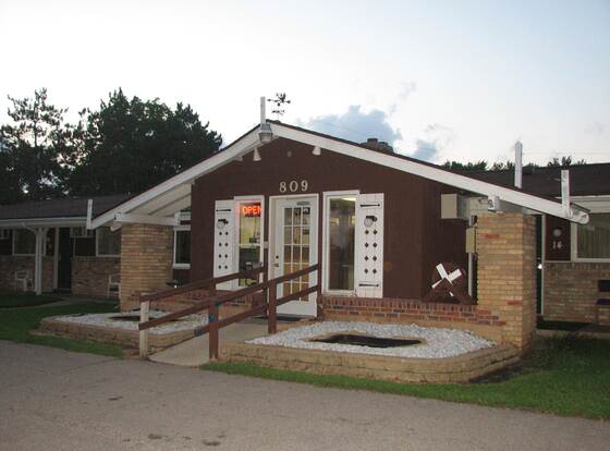 Spinning wheel Motel allows check-in for 18 year-old guests