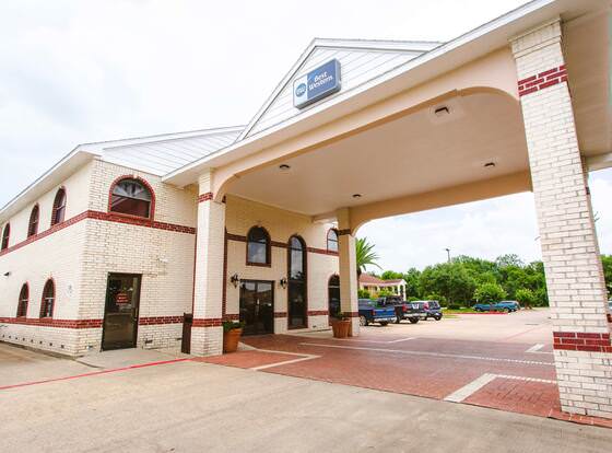 Best Western Pearland Inn allows check-in for 18 year-old guests