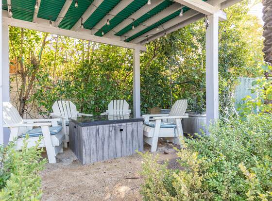 Vineyard Valley Inn allows check-in for 18 year-old guests