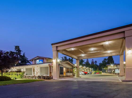 Best Western Golden Key allows check-in for 18 year-old guests