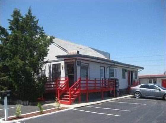 Bay Drive Motel allows check-in for 18 year-old guests