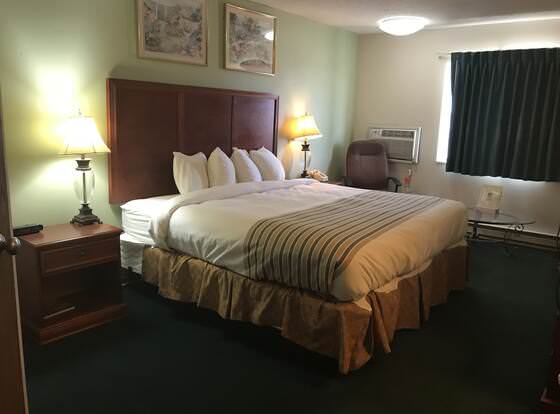 Rodeway Inn allows check-in for 18 year-old guests