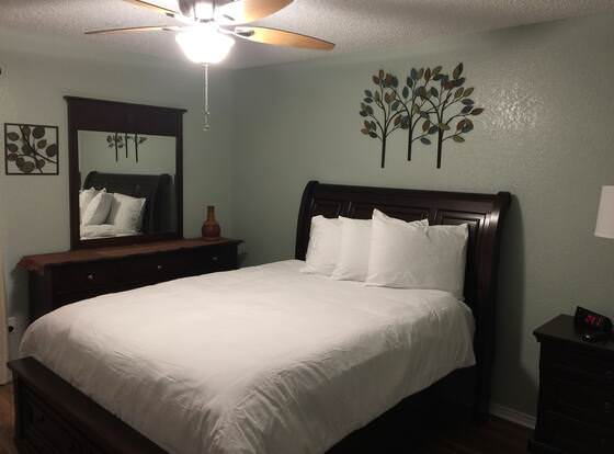 Four Horseman Travel Lodge allows check-in for 18 year-old guests