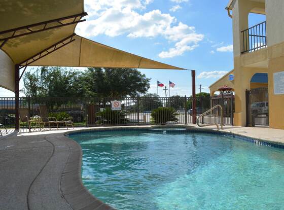 Executive Inn Cuero allows check-in for 18 year-old guests