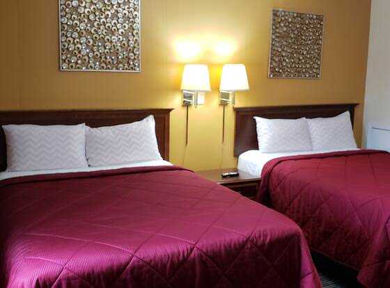 Super 7 Motel Sedalia allows check-in for 18 year-old guests