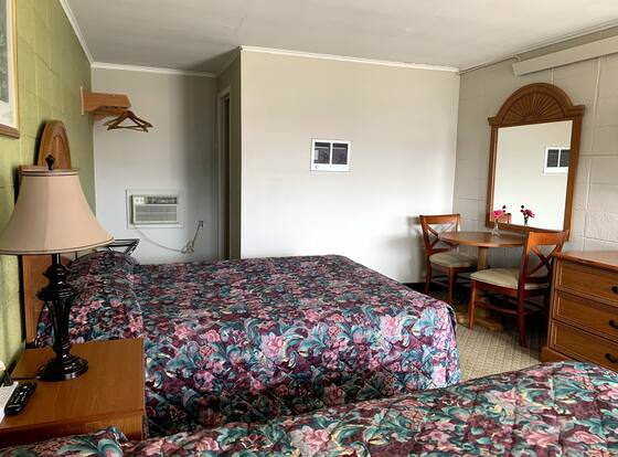 Holiday Motel Creston allows check-in for 18 year-old guests