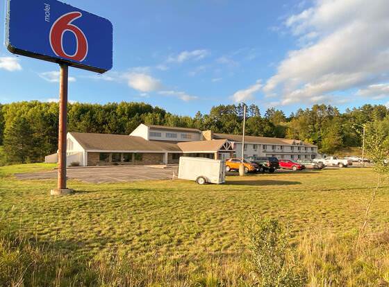 Motel 6 Norway, MI allows check-in for 18 year-old guests