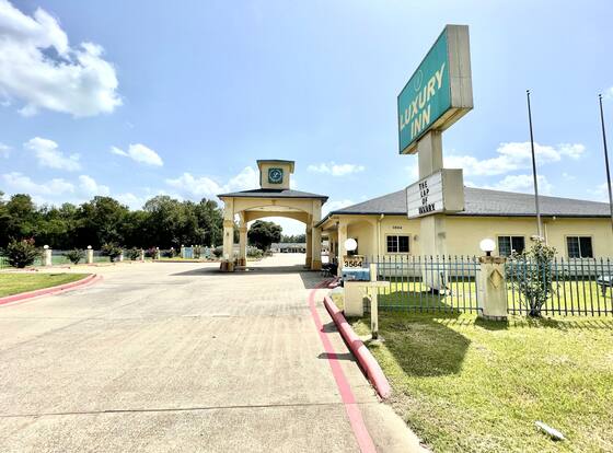 Luxury Inn & Suites Liberty allows check-in for 18 year-old guests