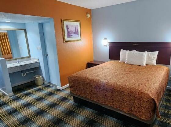 Town House Inn Cape Giradreau allows check-in for 18 year-old guests