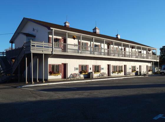 Acadia Sunrise Motel allows check-in for 18 year-old guests