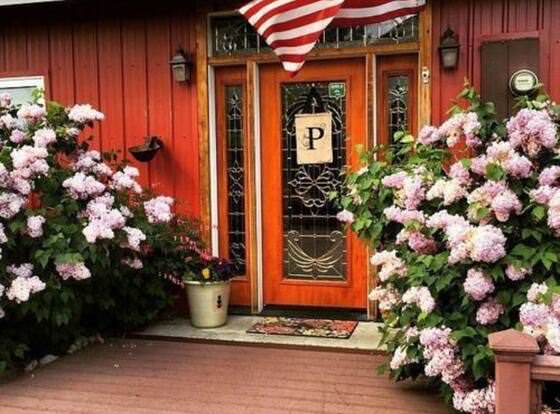 Pioneer Ridge Bed & Breakfast Inn allows check-in for 18 year-old guests