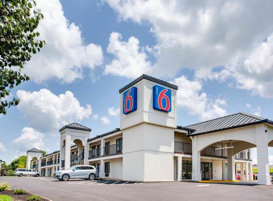 Motel 6 White House, TN allows check-in for 18 year-old guests