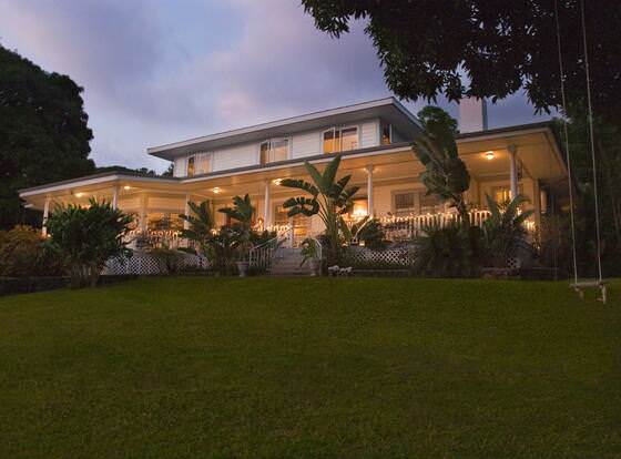 Ka'awaloa Plantation Bed & Breakfast allows check-in for 18 year-old guests