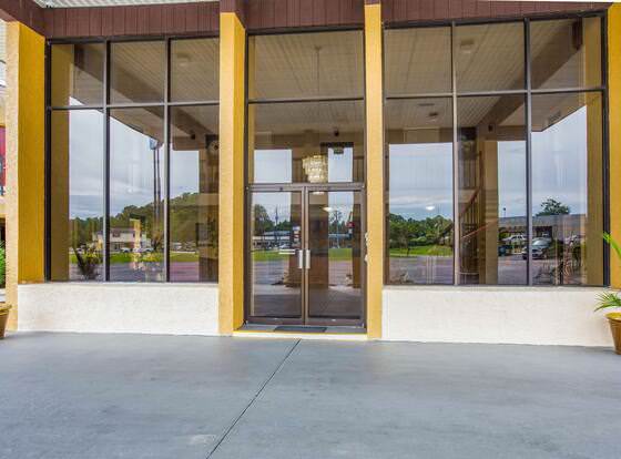 Rodeway Inn allows check-in for 18 year-old guests