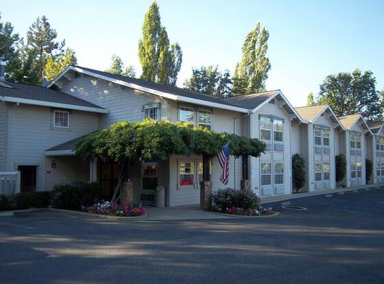 Murphys Inn Motel allows check-in for 18 year-old guests