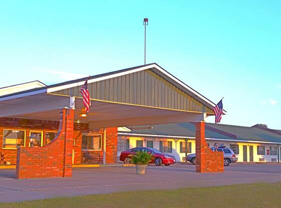 Lake Eufaula Inn allows check-in for 18 year-old guests