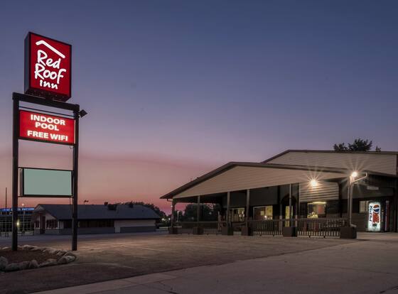 Red Roof Inn Vermillion - U of South Dakota allows check-in for 18 year-old guests