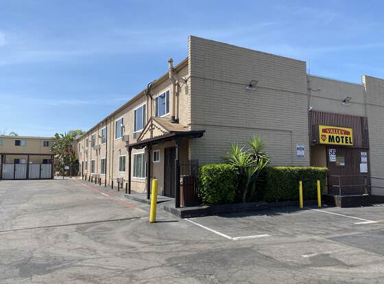 Valley Motel El Cajon allows check-in for 18 year-old guests