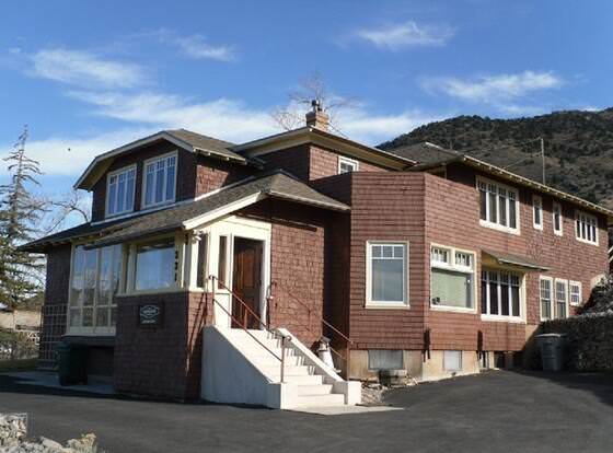 Tintic Goldminers Inn Bed and Breakfast allows check-in for 18 year-old guests