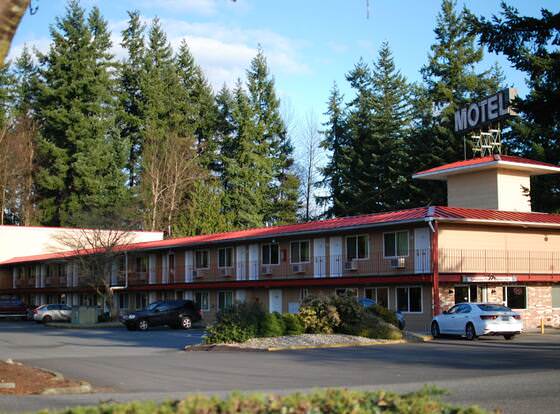 Smokey Point Motor Inn allows check-in for 18 year-old guests