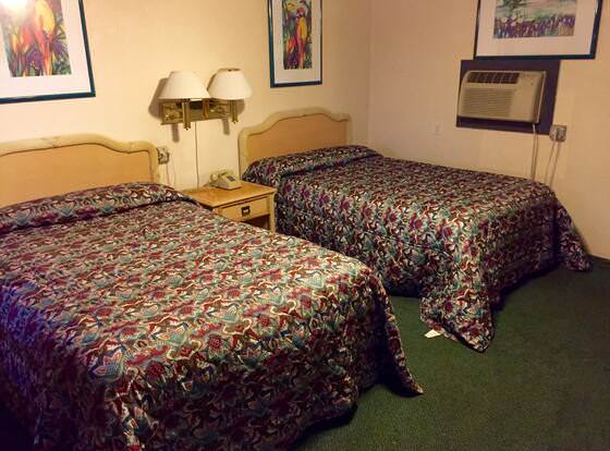 Cadillac Motel Fanning Springs allows check-in for 18 year-old guests