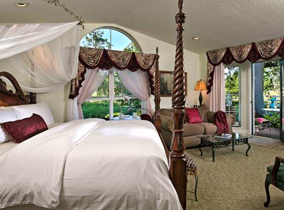 Cozy Rose Inn allows check-in for 18 year-old guests