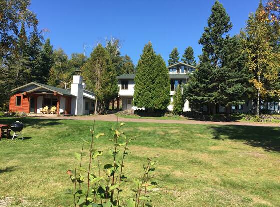 Thomsonite Beach Inn & Suites allows check-in for 18 year-old guests