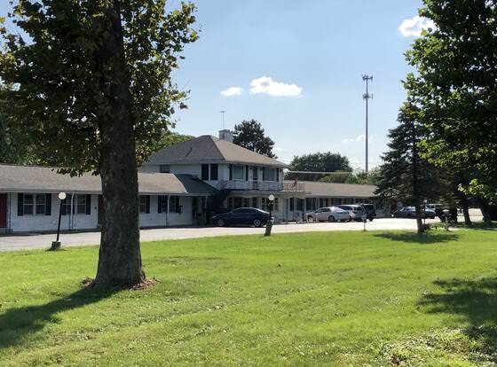 Du Wayne Motel allows check-in for 18 year-old guests