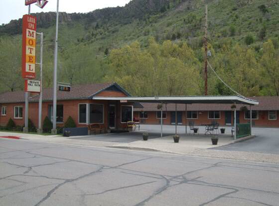 Lava Spa Motel & RV Park allows check-in for 18 year-old guests